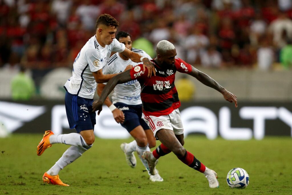 Gerosn disputa bola contra jogdor do Cruzeiro, em jogo no Maracanã pelo Brasileirão