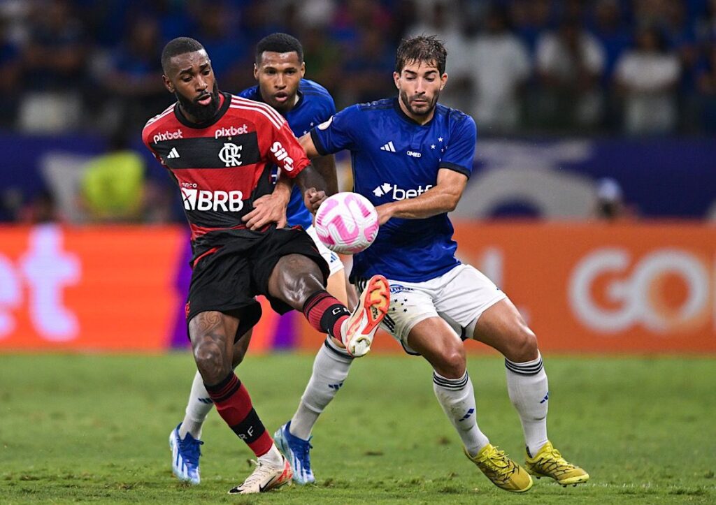Wesley e Lucas Silva, do Cruzeiro, disputam bola com Gerson, do Flamengo
