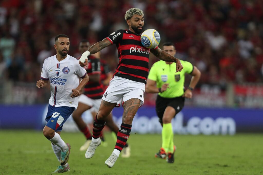 Gabigol domina bola no peito durante Flamengo 2 x 1 Bahia, no Maracanã