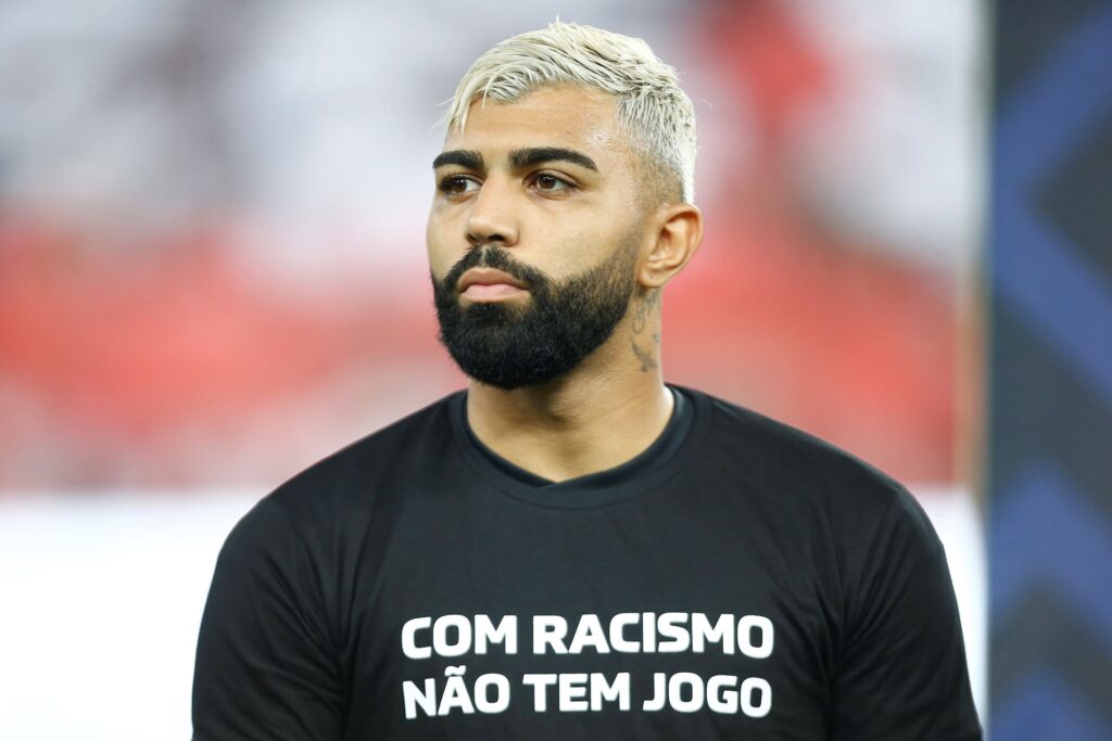 Gabigol usa camisa contra racismo durante jogo do Flamengo