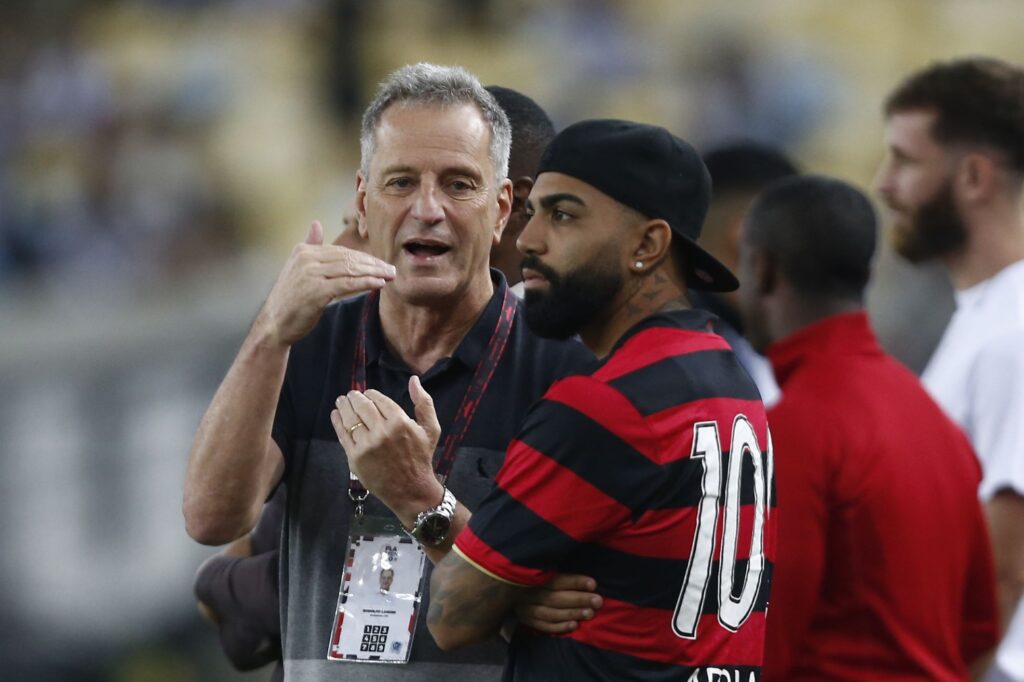 Gabigol e Landim conversam no Maracanã, antes de jogo do Flamengo em 2023