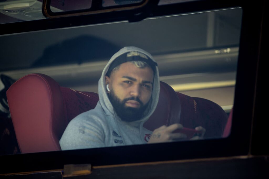 Gabigol olha para fora da janela do ônibus do Flamengo