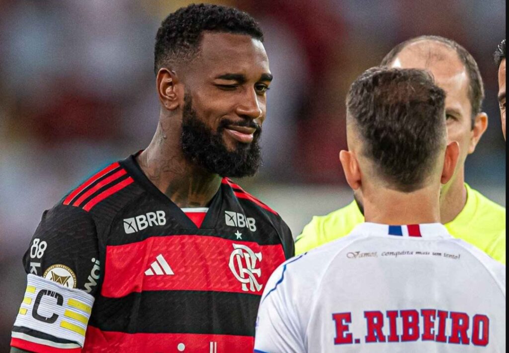 Gerson, do Flamengo, pisca para Everton Ribeiro, seu ex-companheiro de clube que agora é o capitão do Bahia