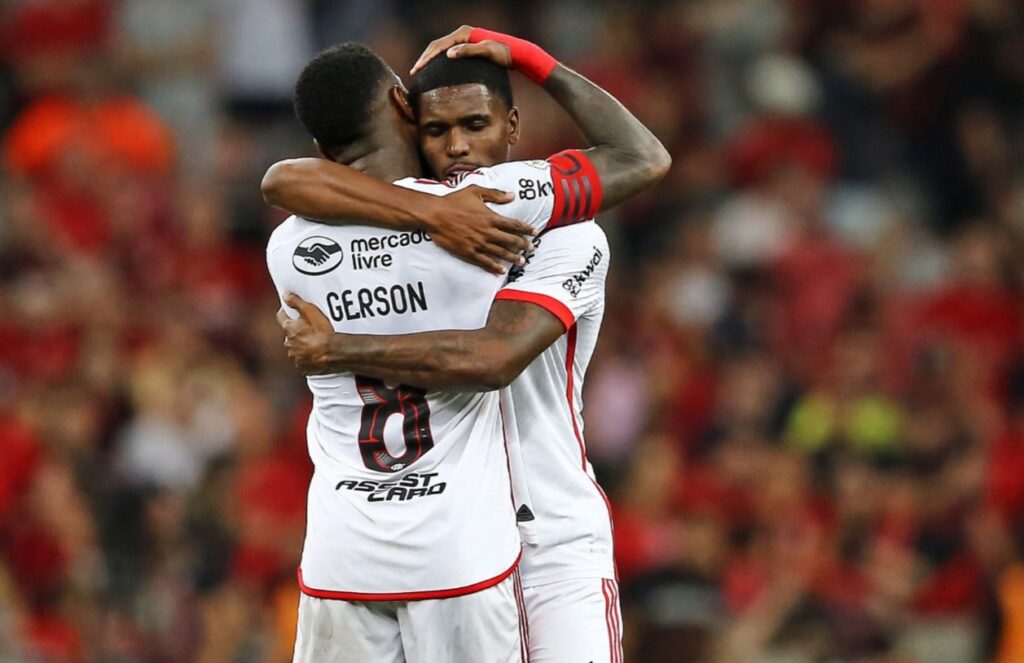 Gerson, capitão do Flamengo, abraça Evertton Araújo após o garoto marcar o gol de empate do time contra o Athletico, jogo válido pela 9ª rodada do Brasileirão 2024