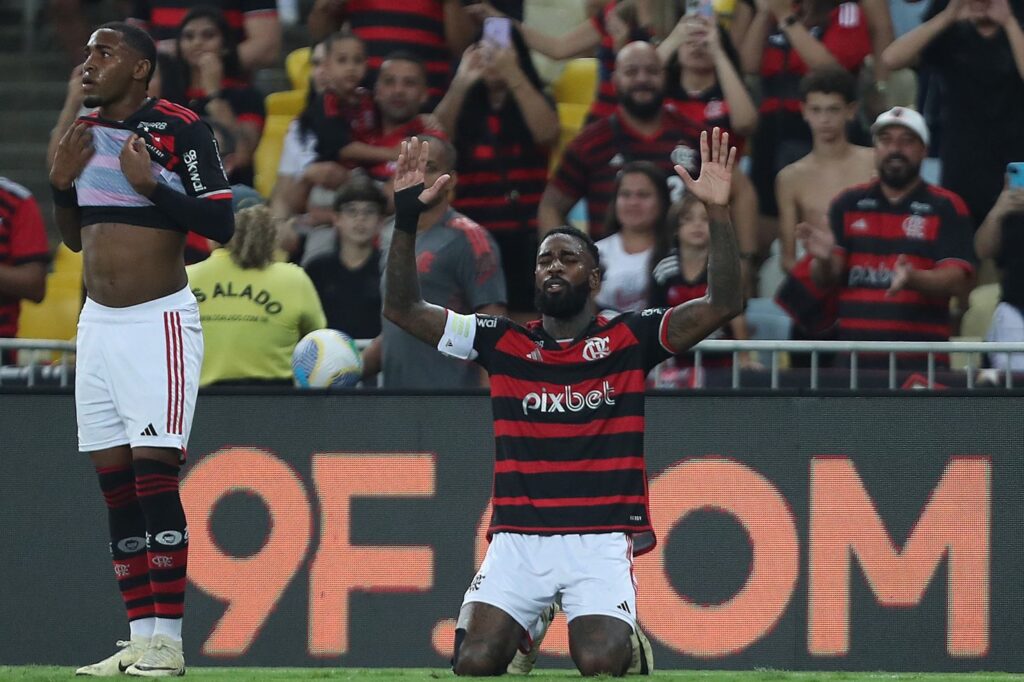 Gerson comemora gol do Flamengo sobre o Bahia com as mãos para o alto no Maracanã
