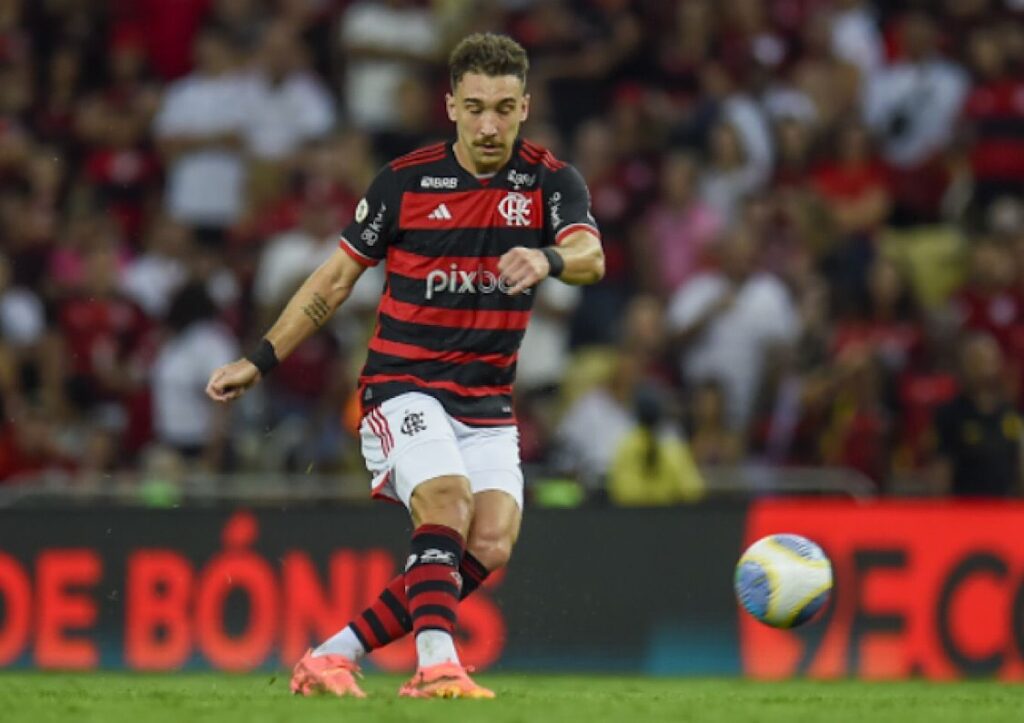 Léo Ortiz joga improvisado de volante em Flamengo x Grêmio