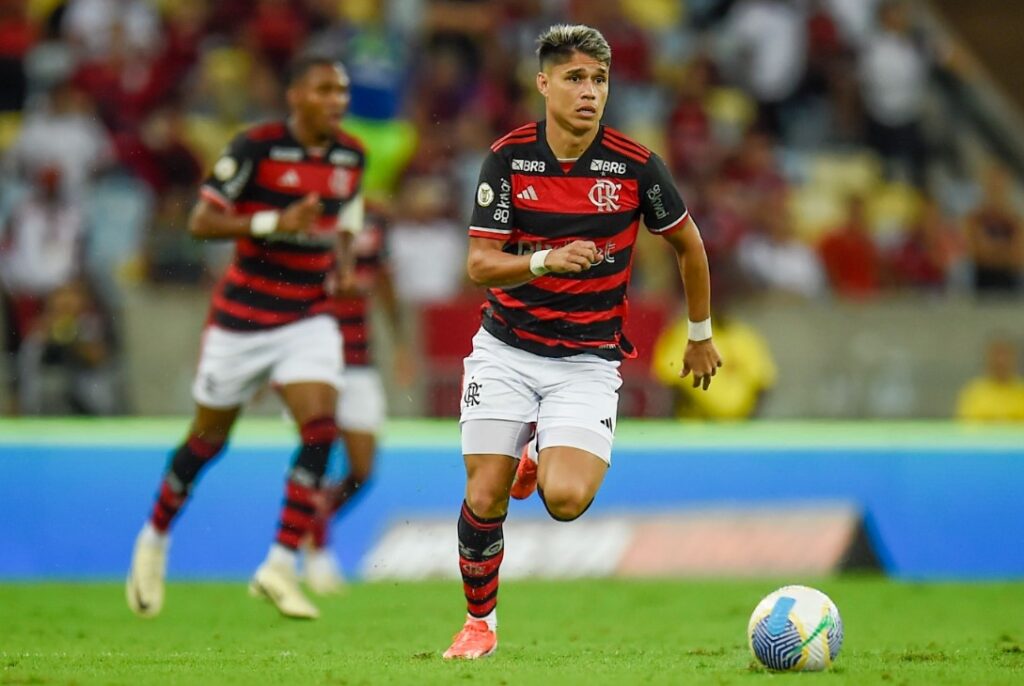 Luiz Araújo corre com a bola observado ao longe por Lorran. Atacante do Flamengo foi o melhor da partida contra o Grêmio