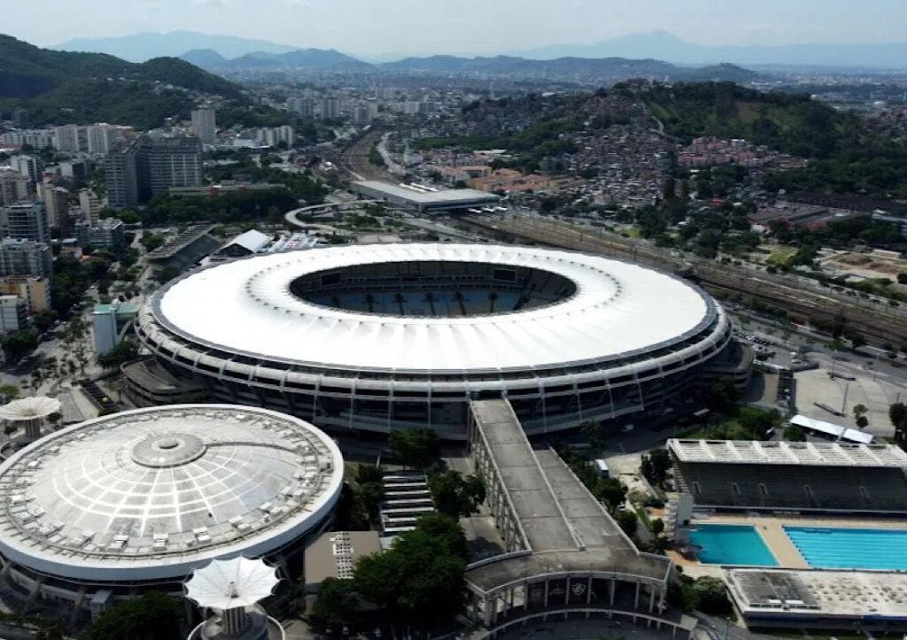 Foto panorâmica do Maracanã, Maracanãzinho e todo o entorno do estádio mostrando paisagem ao fundo