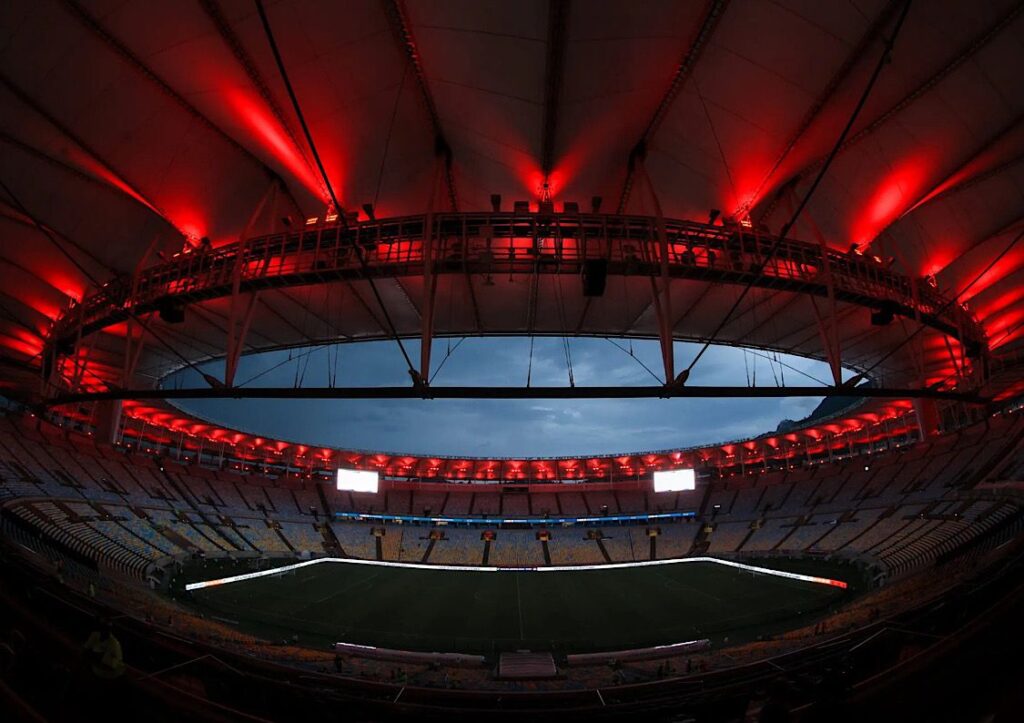 Maracanã com luzes vermelhas para jogos do Flamengo