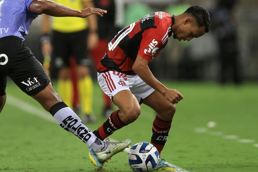 Matheus Gonçalves disputa bola com jogador do Del Valle, em 2023, no Maracanã