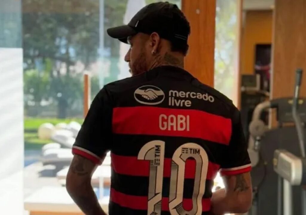 neymar com a camisa do flamengo na academia