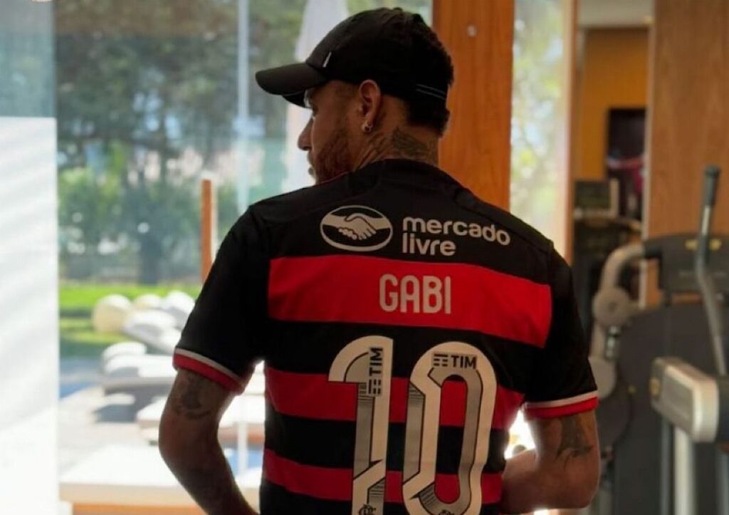 Neymar veste camisa do Flamengo personalizada de Gabigol