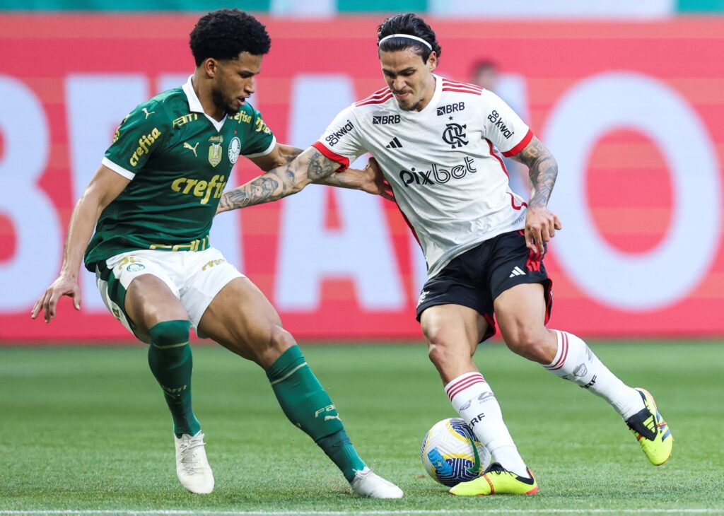 Pedro disputa lance durante Palmeiras x Flamengo