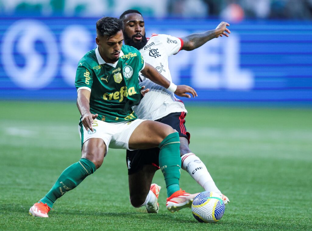 Gabriel Menino e Gerson disputam bola durante Palmeiras x Flamengo, no Brasileirão 2024