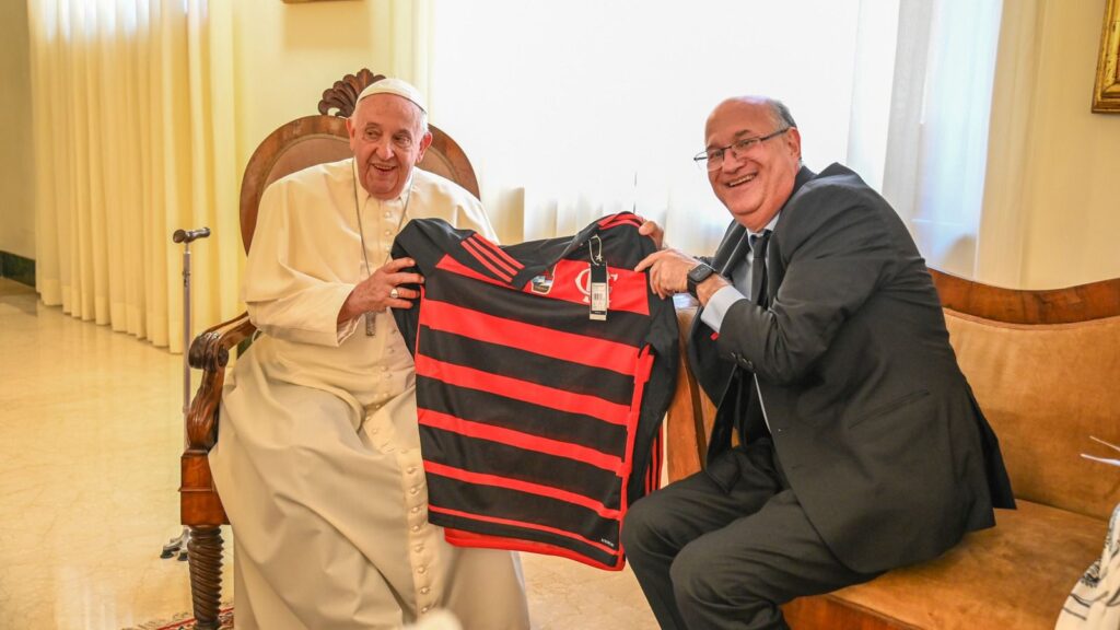 Papa recebeu camisa do Flamengo do ilustre rubro-negro Ilan Goldfajn na véspera de goleada histórica em pleno feriado de Corpus Christi