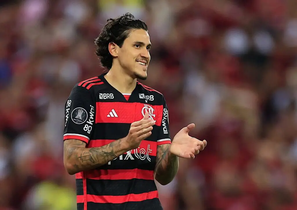 Pedro em ação pelo Flamengo no Maracanã