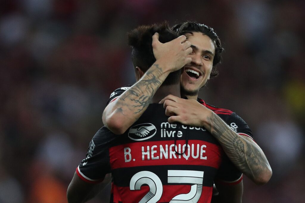 Pedro comemora gol do Flamengo sobre o Fluminense com Bruno Henrique