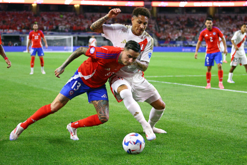 Pulgar disputa bola com Guerrero; Chile e Peru ficaram no 0 a 0 em estreia na Copa América