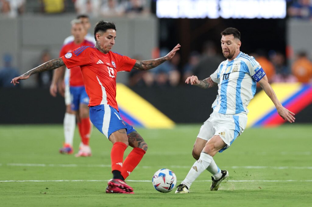 Erick Pulgar disputa bola com Lionel Messi em jogo entre Chile e Argentina, na Copa América