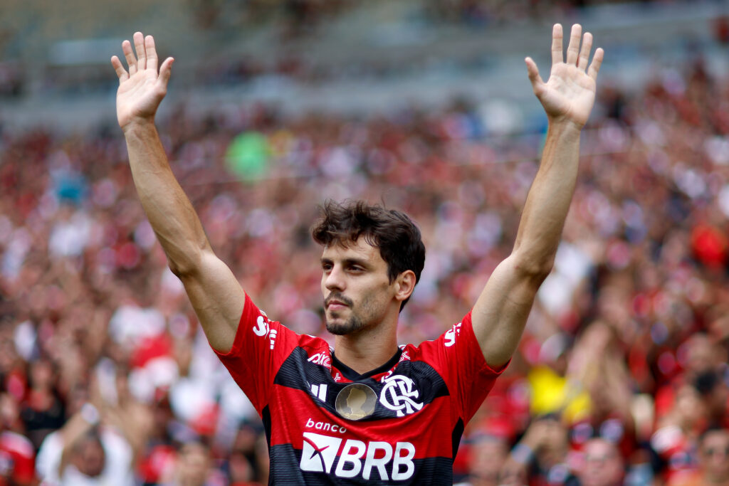 Rodrigo Caio recebe carinho da torcida do Flamengo no Maracanã, em seu último jogo com a camisa do clube