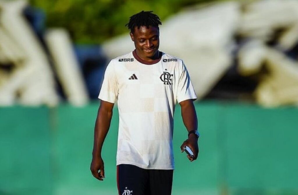 Empresário de Shola tem esperança de renovar com o Flamengo