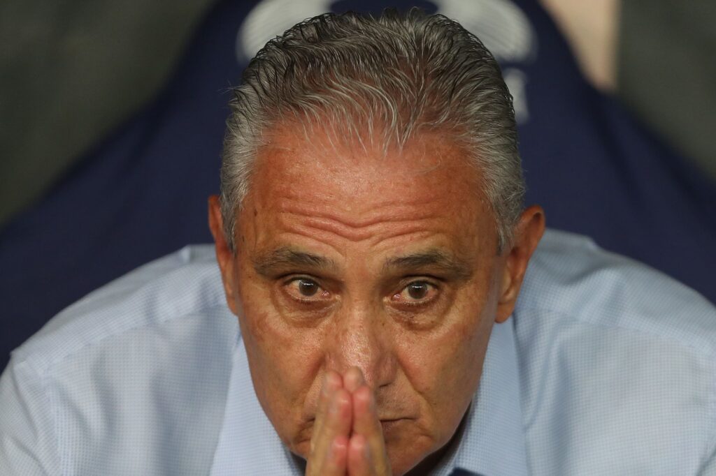 Tite no banco de reservas do Flamengo pensativo, antes de jogo