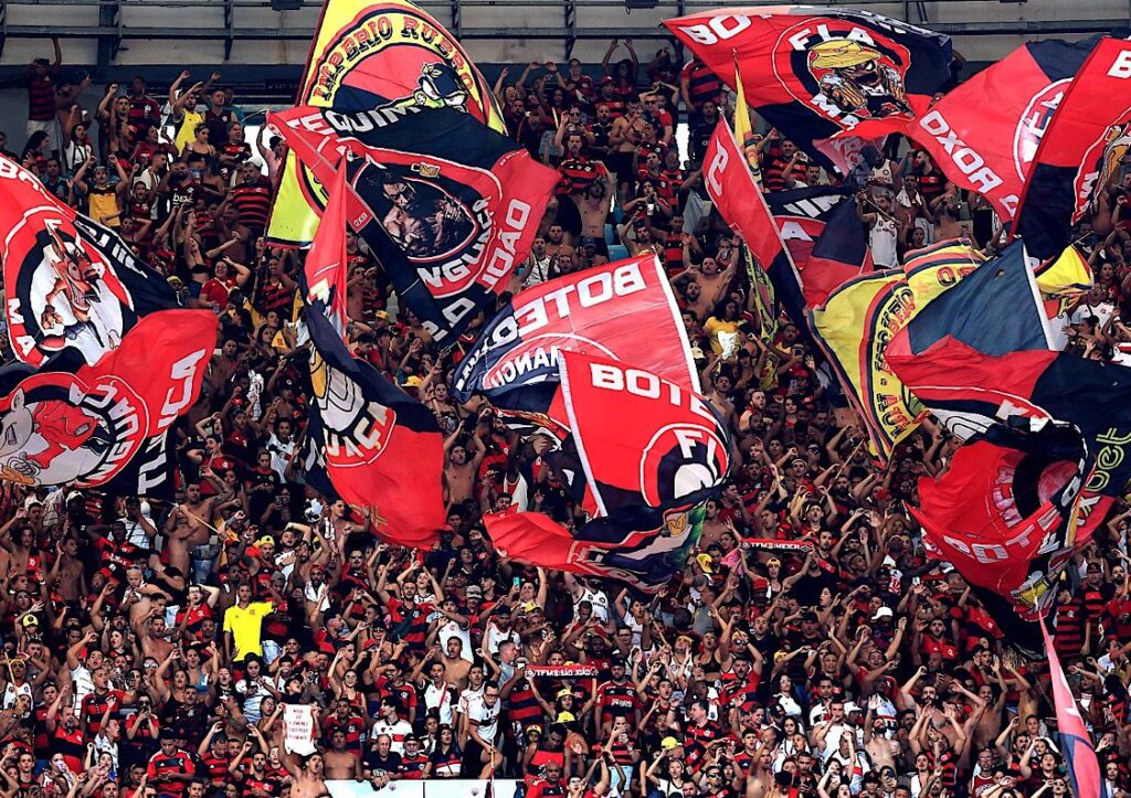 Torcedores do Flamengo fazem a festa nas arquibancadas do Maracanã; custo do estádio é maior que 60% da arrecadação total