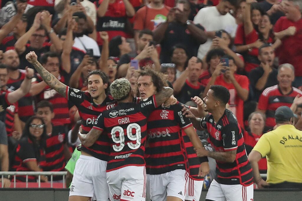 Jogadores do Flamengo comemoram segundo gol do Flamengo com a torcida no Maracanã