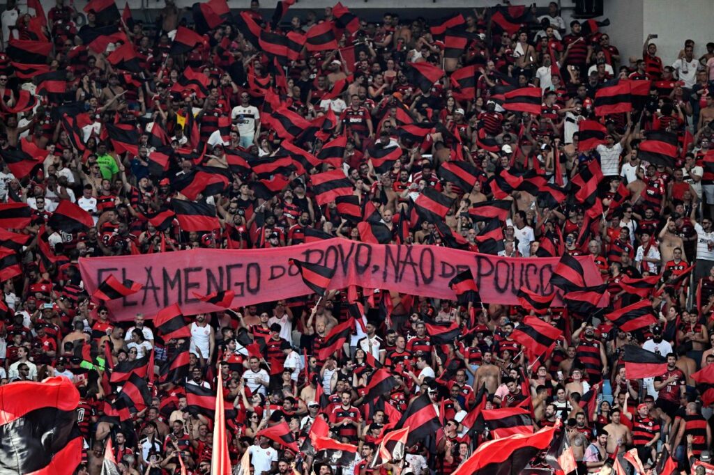 Torcida do Flamengo no Maracanã; ingressos para jogo contra o Palmeiras seguem à venda