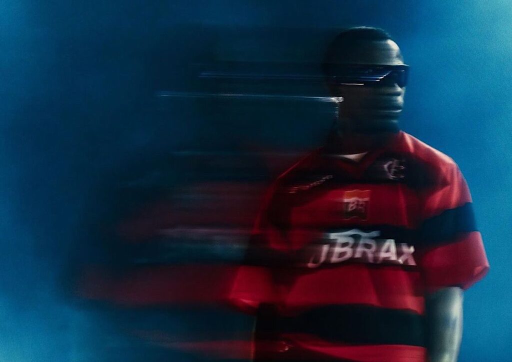 Travis Scott veste Flamengo em show nos EUA