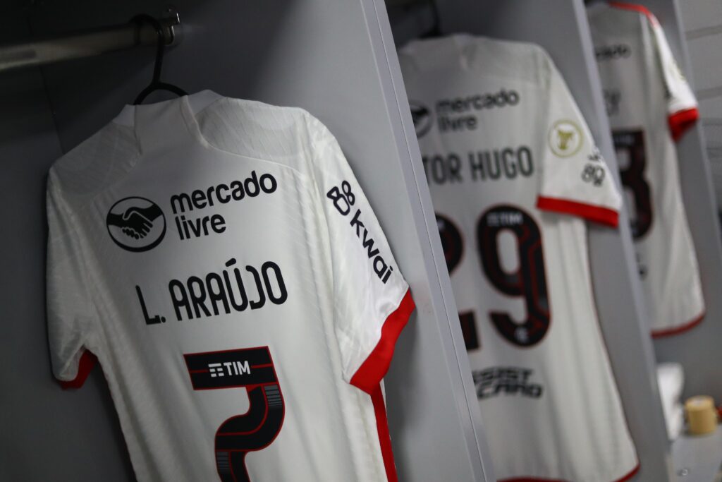 Camisas do Flamengo no vestiário da Ligga Arena