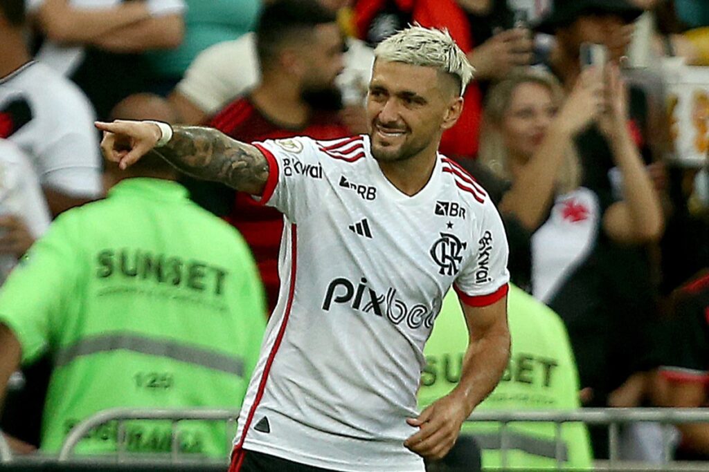 Arrascaeta comemora gol do Flamengo contra o Vasco
