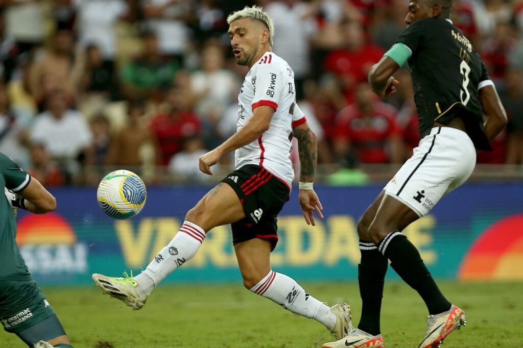 Arrascaeta marca o quarto gol do Flamengo no 6x1 sobre o Vasco