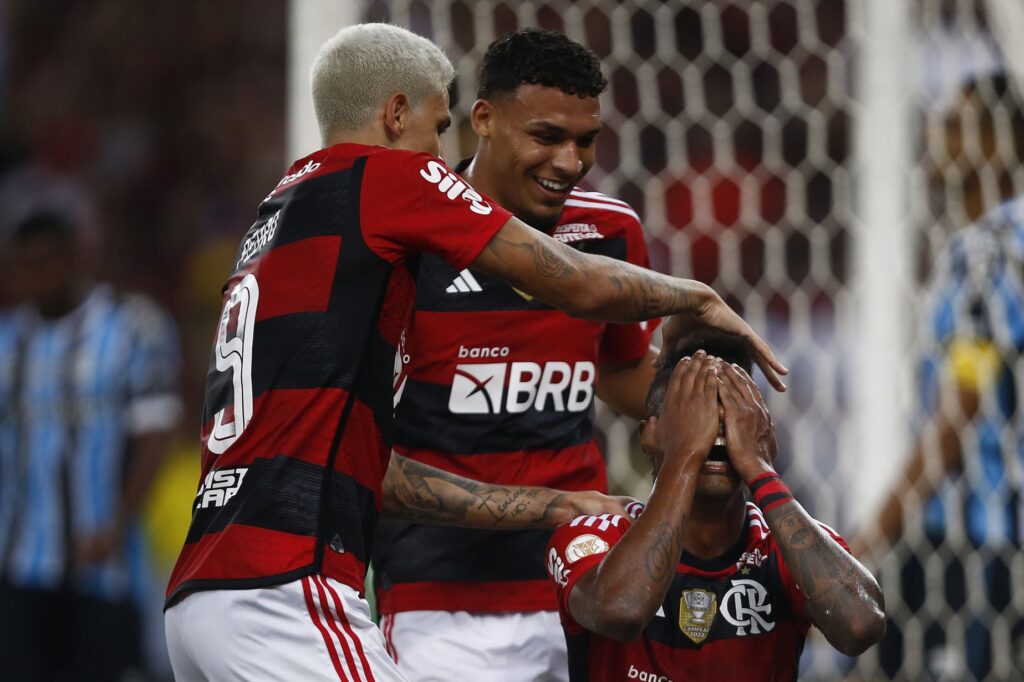 Victor Hugo e PEdro comemoram gol com Bruno Henrique pelo Flamengo, no Brasileirãom 2023