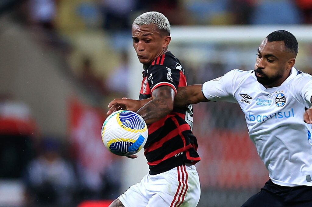 Wesley disputa bola durante o jogo entre Flamengo e Grêmio, no Maracanã