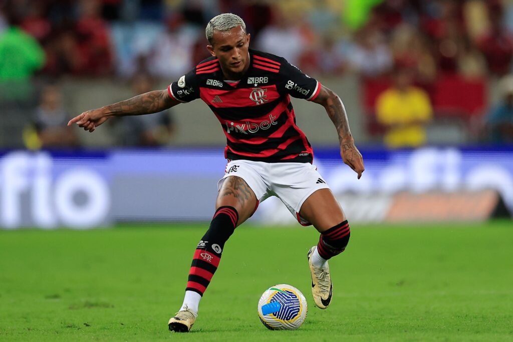 Wesley domina bola durante jogo do Flamengo no Maracanã