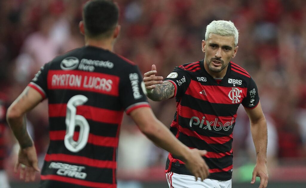 Arrascaeta e Ayrton Lucas em jogo do Flamengo