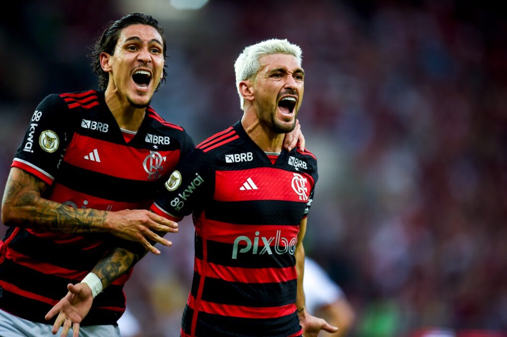 Pedro e Arrascaeta comemoram gol do Flamengo sobre o Atlético-GO; veja as últimas notícias