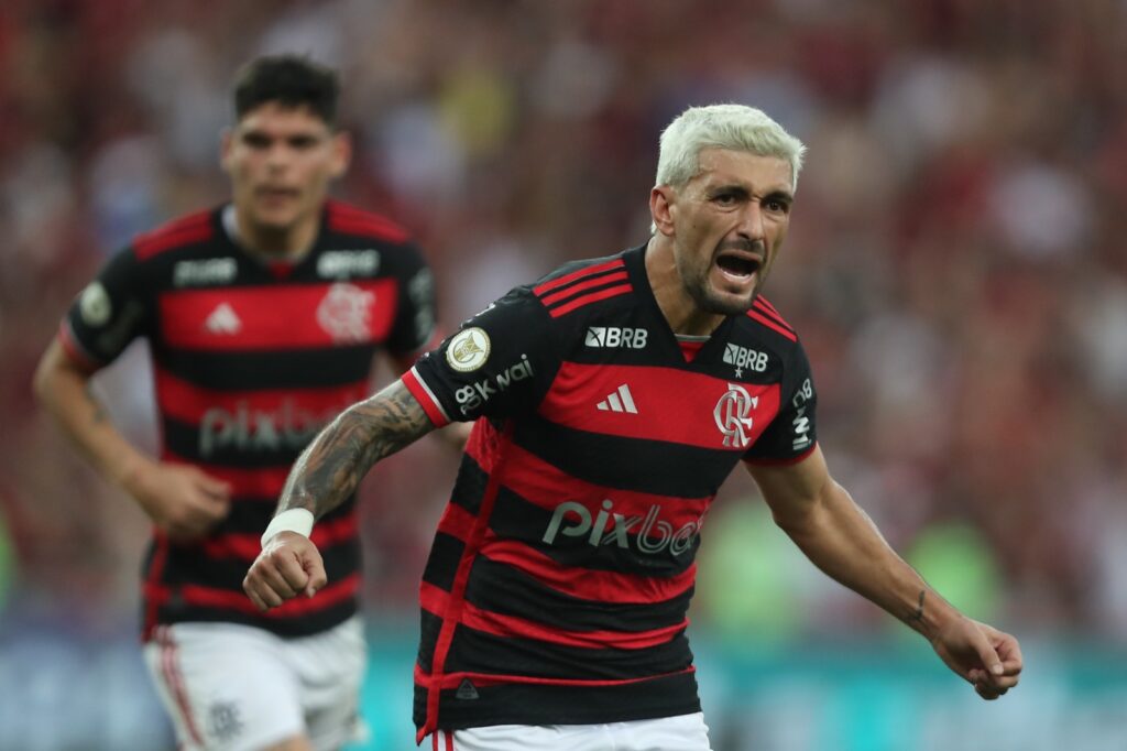 Arrascaeta comemora gol sobre o Atlético-GO; Flamengo é novo líder do Brasileirão