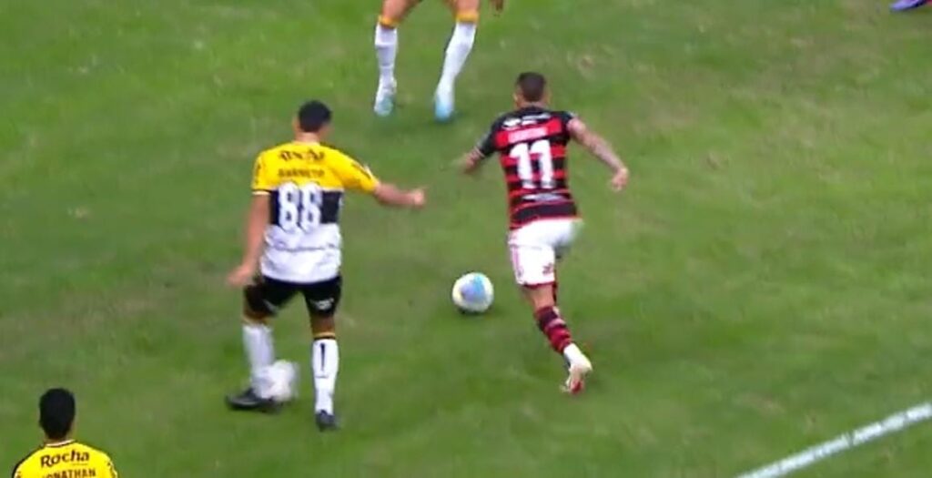 Barreto chuta bola na bola do jogo e faz pênalti para o Flamengo