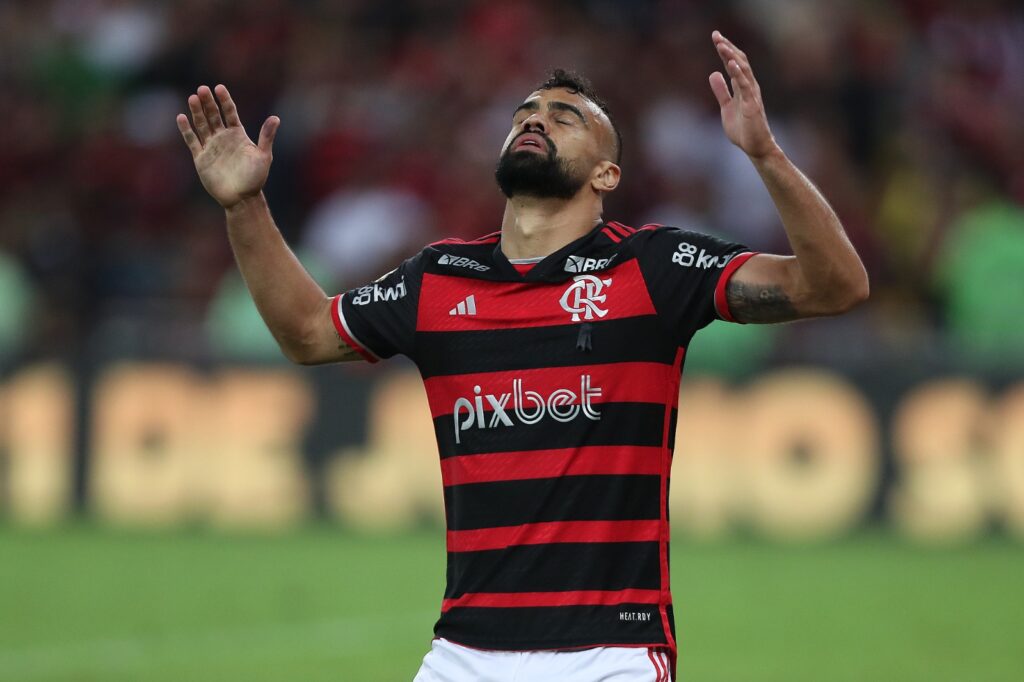 Fabrício Bruno aponta para o céu em comemoração de gol do Flamengo; clube ganha descanso no calendário do Brasileirão