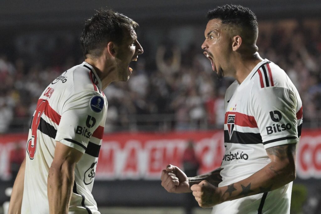 Calleri (à esquerda) e Luciano (à direita), vibram com gol do São Paulo em partida contra o San Lorenzo, pela Copa Sul-Americana