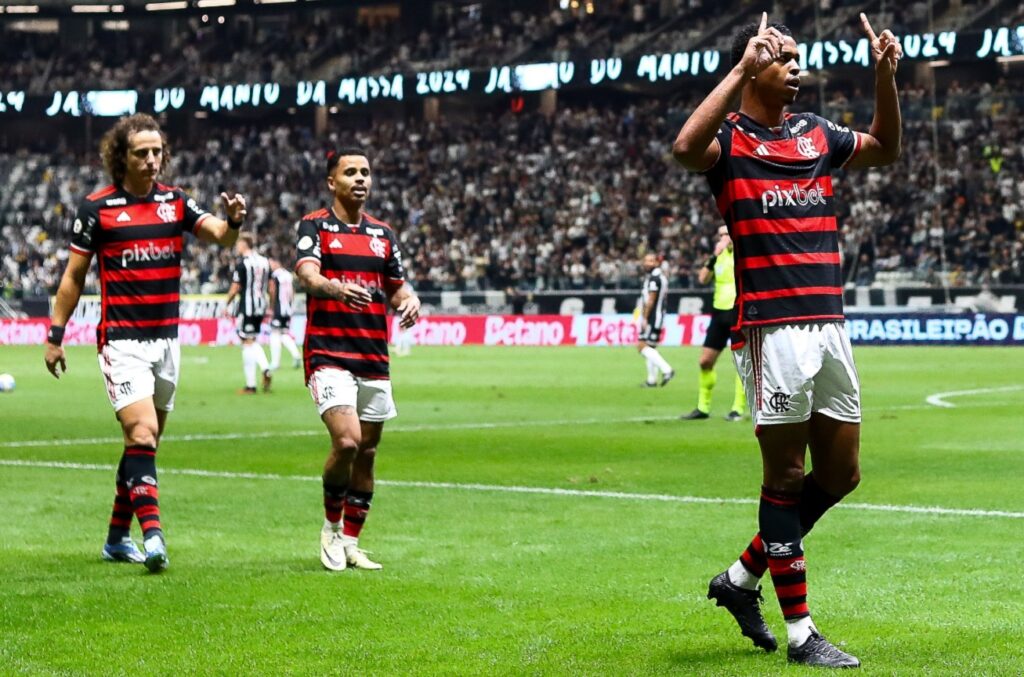 Carlinhos comemora primeiro gol com a camisa do Flamengo, contra o Atlético, sob os olhares de Allan e David Luiz