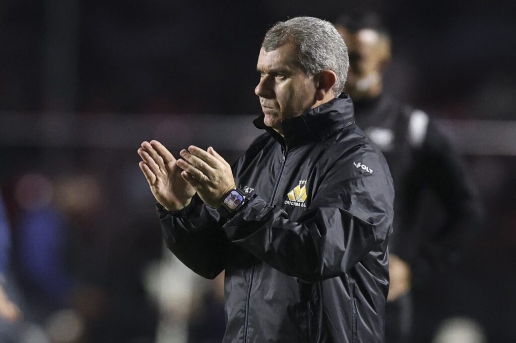 Cláudio Tencati, treinador do Criciúma, passa instruções na beira do campo durante duelo contra o São Paulo, pelo Brasileirão 2024