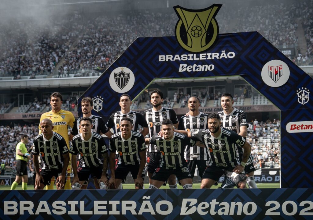 Time do Atlético-MG perfilado antes de jogo do Brasileirão; veja como chega a equipe para enfrentar o Flamengo