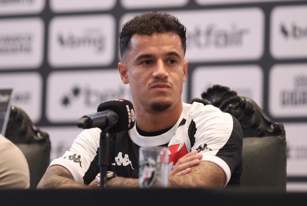 Coutinho com semblante sério na coletiva de apresentação no Vasco; torcida do Flamengo fez paródia zoando jogador e clube rival