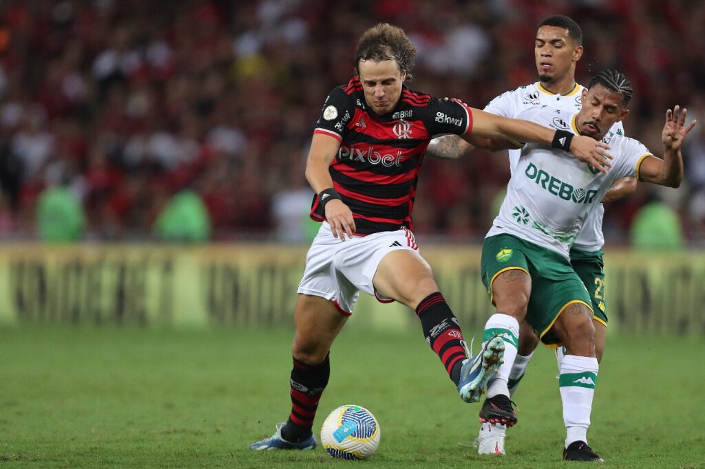 David Luiz ganha disputa com Fernando Sobral em Flamengo x Cuiabá pelo Brasileirão 2024