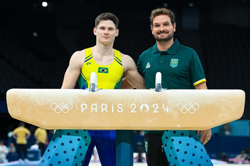 Daniel Biscalchin ao lado de Diogo Soares na Arena Bercy, em Paris; Flamengo tem 3 técnicos, auxiliar e preparador físico integrando comissões técnicas nas Olimpíadas de Paris