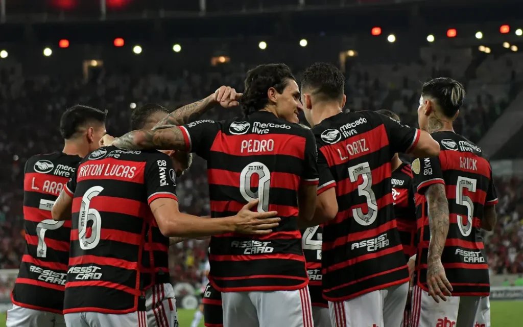 Luiz Araújo, Ayrton Lucas, Pedro, Léo Ortiz e Pulgar comemorando um gol do Flamengo