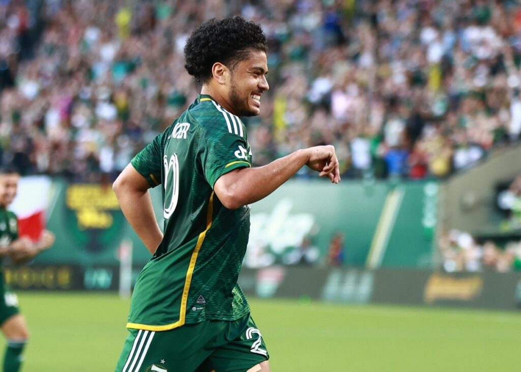 Evander-sorri-e-corre-comemorando-gol-pelo-Portland-Timbers-da-MLS